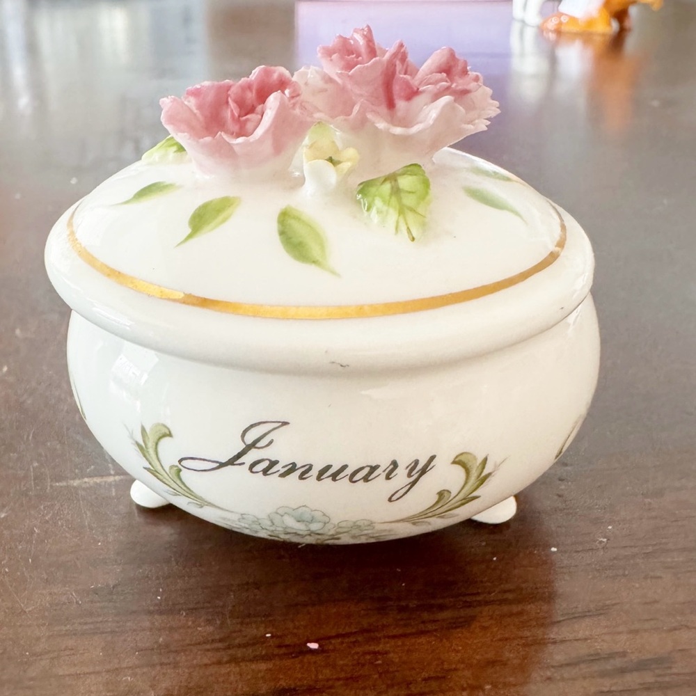 Vintage Maruri Masterpiece Bone China 1977 Enesco December Lidded Trinket Box - Picture 1 of 10